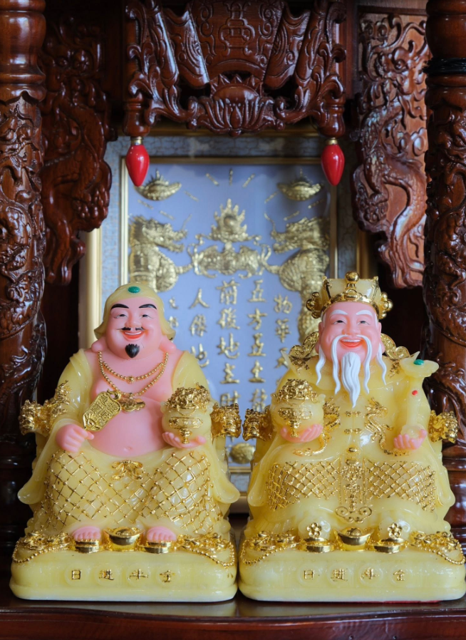 bàn thờ Thần Tài đặt dưới đất 
